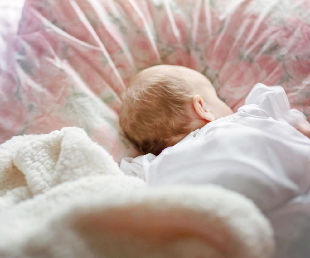 Malutka dziewczynka z połamanymi żebrami i urazem czaszki. Zarzuty dla matki i jej partnera