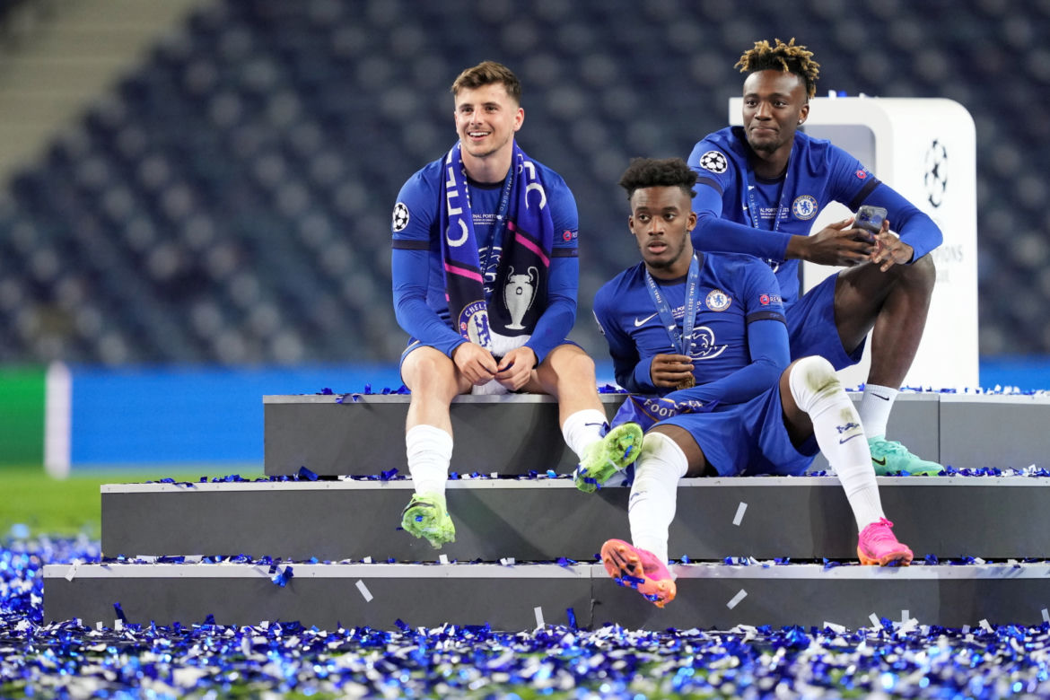 Piłkarze i kibice Chelsea Londyn świętują wygranie Ligi Mistrzów po zwycięstwie w finale 1:0 z Manchesterem City 