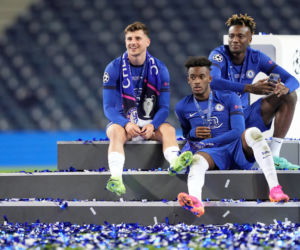 Piłkarze i kibice Chelsea Londyn świętują wygranie Ligi Mistrzów po zwycięstwie w finale 1:0 z Manchesterem City 