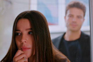 Miłość i nadzieja, odcinek 350: Zeynep pozna historię kobiety, którą Ege obejmował w parku. Znowu zapragną być razem - ZDJĘCIA 