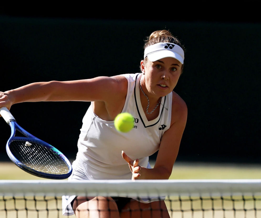 Tenisistka Magdalena Fręch odbija piłkę rakietą blisko siatki. O nagrodach na Wimbledonie przeczytasz na SE Supersport.