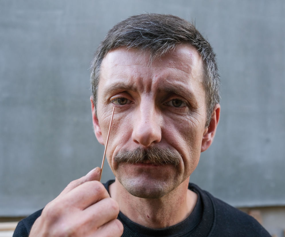 Drut wbił mu się w oko