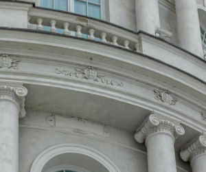 Hotel Europejski działa obecnie pod nazwą Raffles Europejski Warsaw