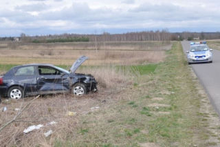 Straciła kontrolę i dachowała w rowie. Kierująca Audi trafiła do szpitala