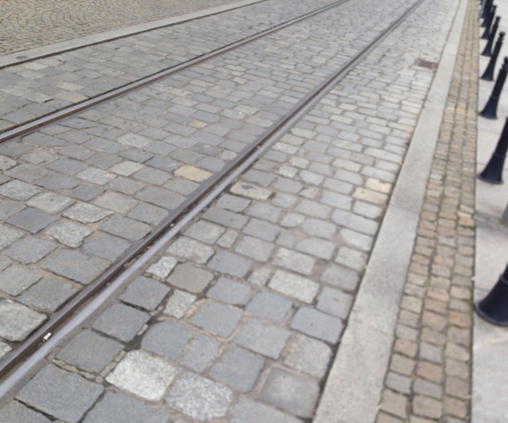 Wypadek tramwaju z samochodem na Pułaskiego i uszkodzone torowisko w centrum Wrocławia. Uwaga na utrudnienia w ruchu!