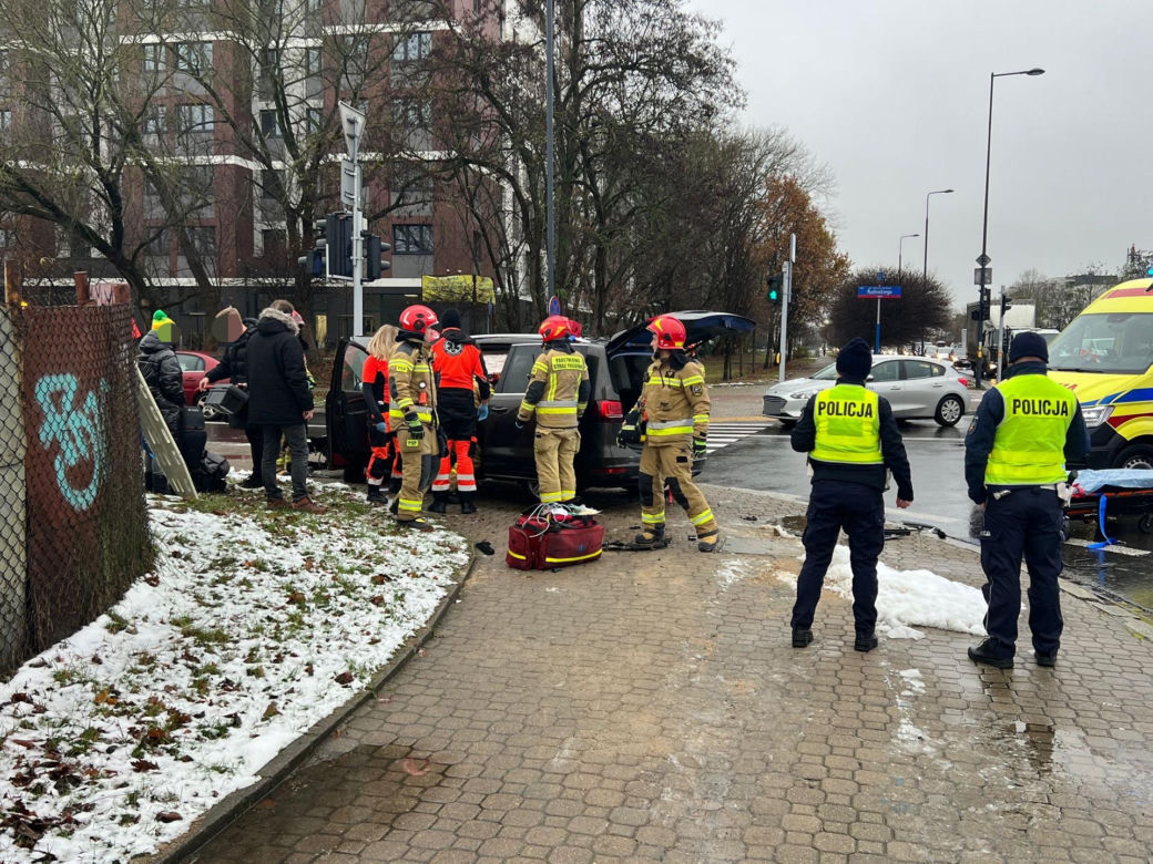 Wypadek na Maczka w Warszawie. Trzy osoby w szpitalu, ogromne utrudnienia w kierunku centrum.