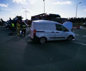 Samochód dostawczy zderzył się z koparką. Jedna osoba trafiła do szpitala