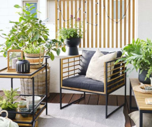 Mały balkon w bloku lub kamienicy w stylu modernizmu