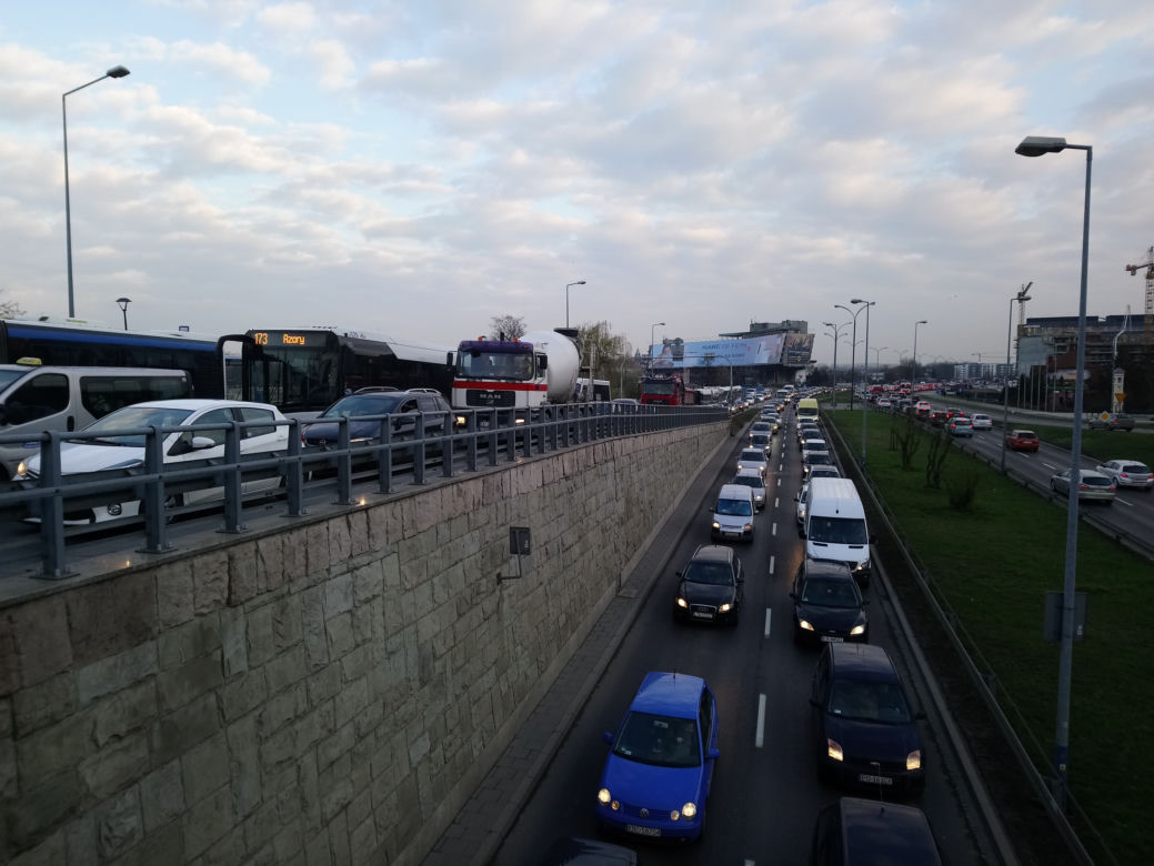 Kraków: Poważny wypadek na rondzie Grunwaldzkim. Karetka zderzyła się z autobusem