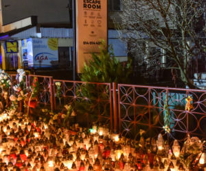 Tragedia w escape roomie. Modlący się ludzie, światła, kwiaty i zabawki pozostawione w miejscu tragedii.