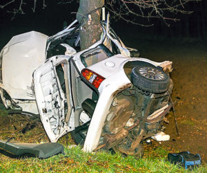 Opel zawinął się na drzewie