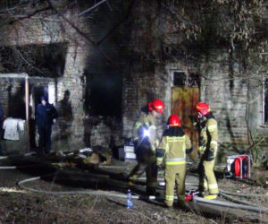 Pożar budynku na Żoliborzu. Strażacy wynieśli dwie osoby
