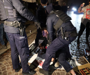 Protesty i aresztowania przed Wawelem podczas wizyty Jarosława Kaczyńskiego