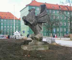 Rzeźba gryfa na alei Jana Pawła II