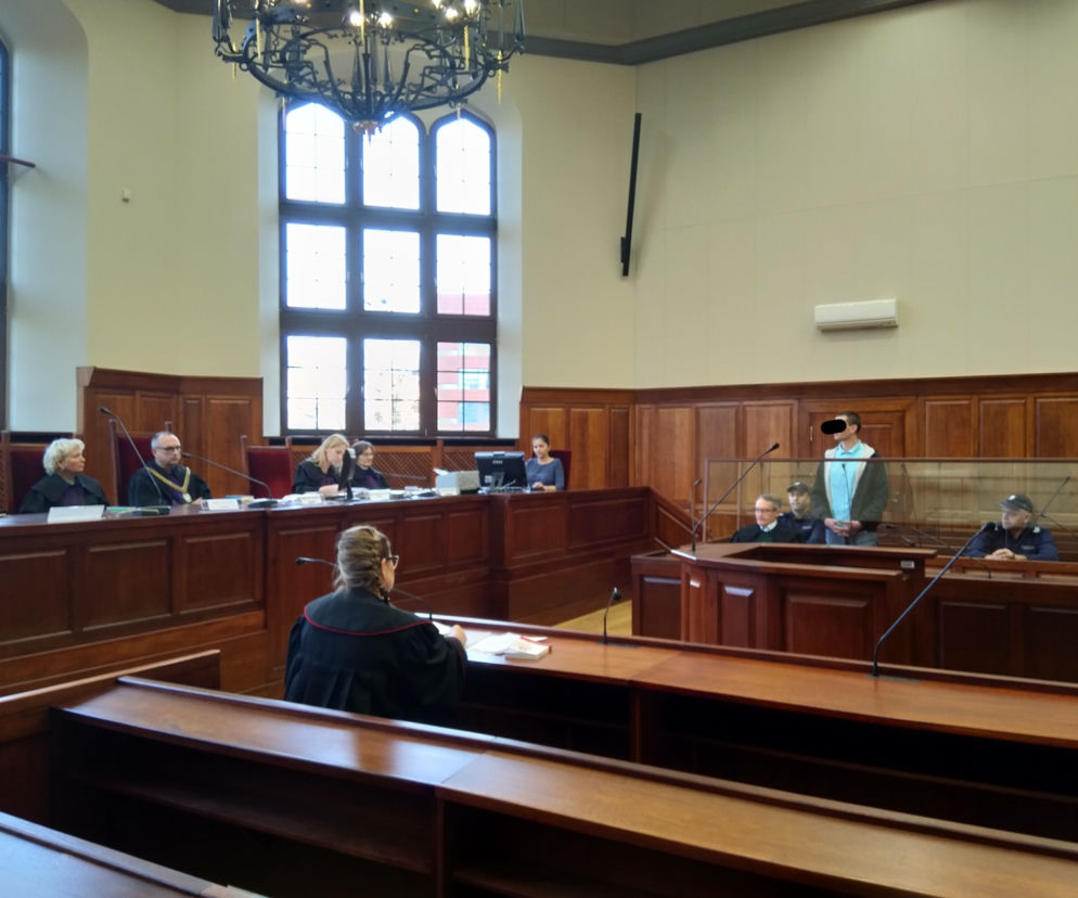 Oblał sąsiada benzyną i podpalił. Mariusz L. stanął przed sądem
