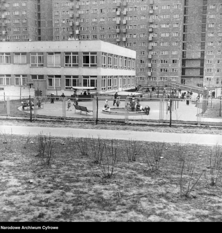 Przedszkole i plac zabaw. W tle blok mieszkalny, 1974