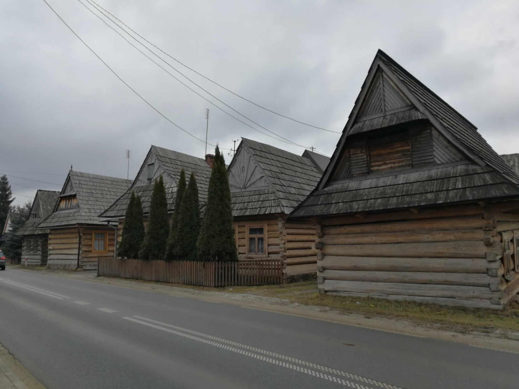 Ta małopolska wieś to żywy skansen. Kilkuset letnie chałupy wciąż zamieszkują mieszkańcy