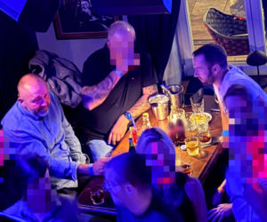 Posłowie Bartosz Romowicz i Piotr Górnikiewicz po wieczornym głosowaniu przyjechali do klubu Piano Bar