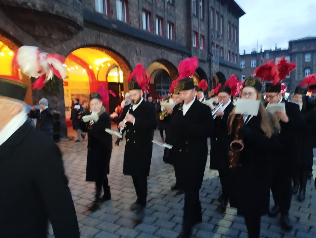 Barbórka 2024. Górnicza orkiestra robi pobudkę na Nikiszowcu