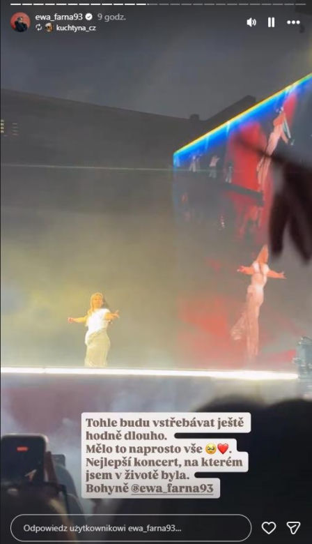 Ewa Farna na stadionie w Pradze