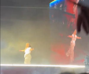 Ewa Farna na stadionie w Pradze