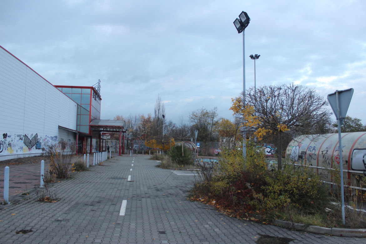 Dawny supermarket Auchan w Dąbrowie Górniczej już nie będzie straszył