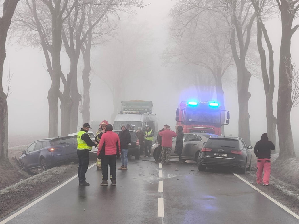 Karambol na drodze do Mławy. Fragmenty roztrzaskanych aut powpadały do rowów. „Na miejscu pracują służby”