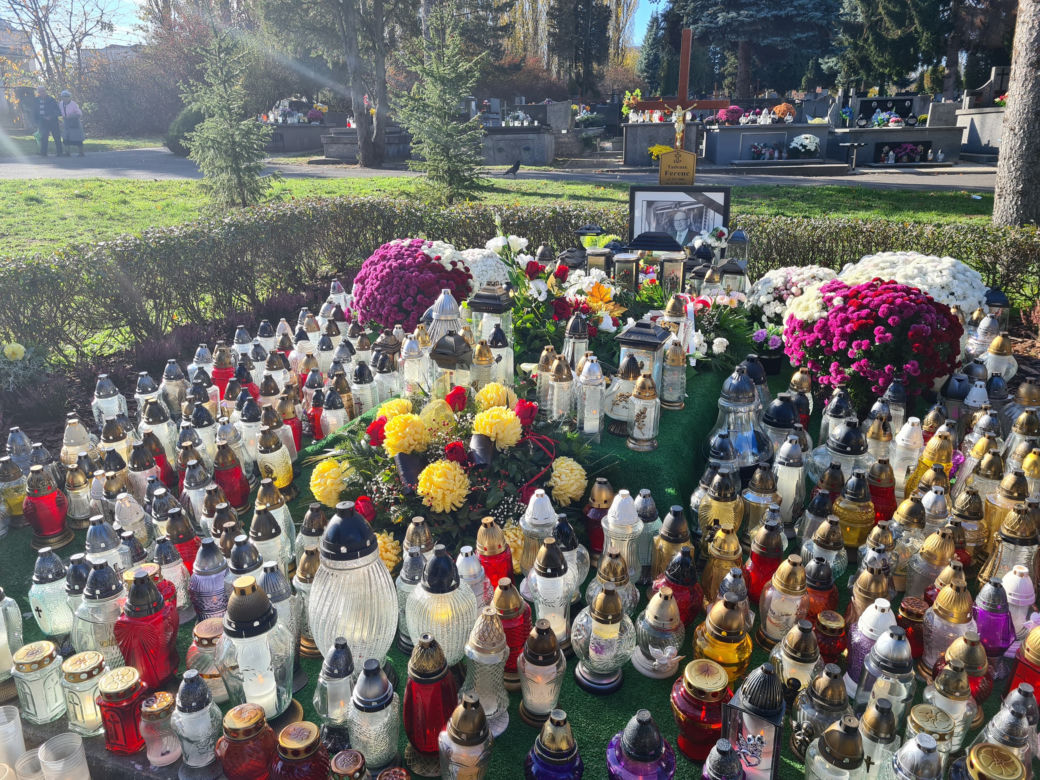 Rzeszów. Ogrom zniczy na mogile Tadeusza Ferenca [GALERIA]
