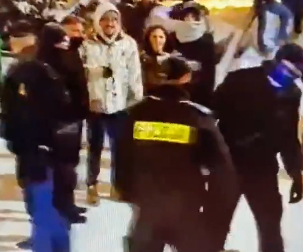 Zakopane. Policjant z główki zaatakował przechodnia na Krupówkach