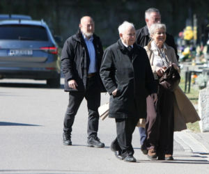 Jarosław Kaczyński na cmentarzu nie był sam. Pewna kobieta nie odstępowała go na krok