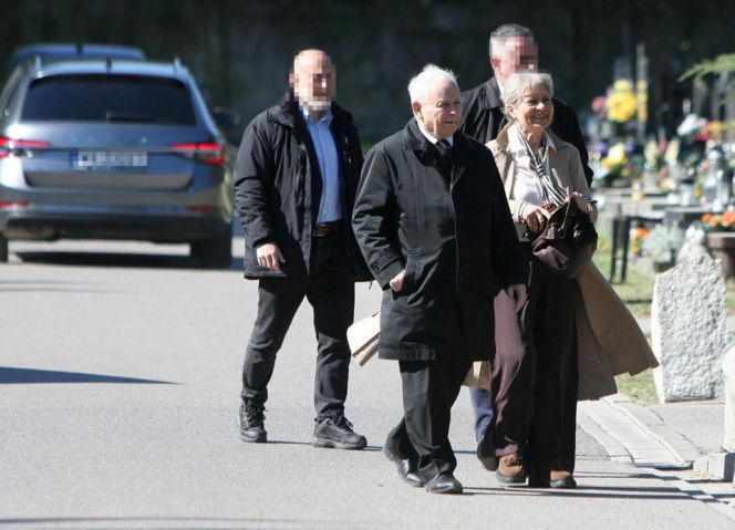 Jarosław Kaczyński na cmentarzu nie był sam. Pewna kobieta nie odstępowała go na krok