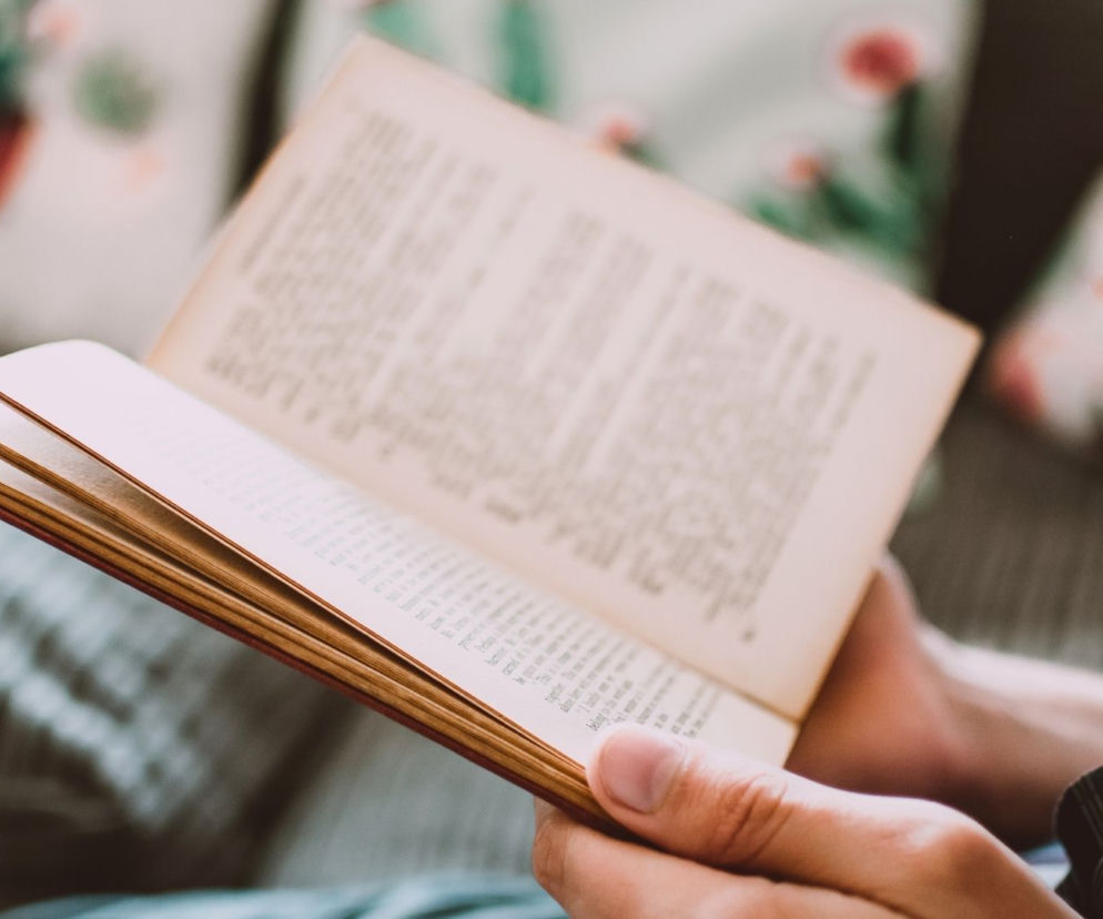 Papier, ekran czy „książka do ucha”? Jak czyta Ostrzeszów?