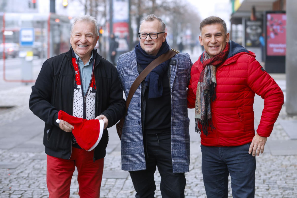 Sportowcy i aktorzy pod siedzibą TVN