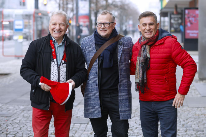 Sportowcy i aktorzy pod siedzibą TVN