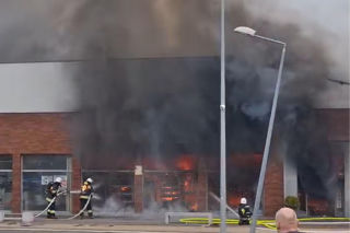 Zgłoszenie o zdarzeniu wpłynęło po godzinie 9:00 . Płomienie szybko objęły cały budynek sklepu.