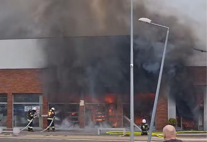 Zgłoszenie o zdarzeniu wpłynęło po godzinie 9:00 . Płomienie szybko objęły cały budynek sklepu.