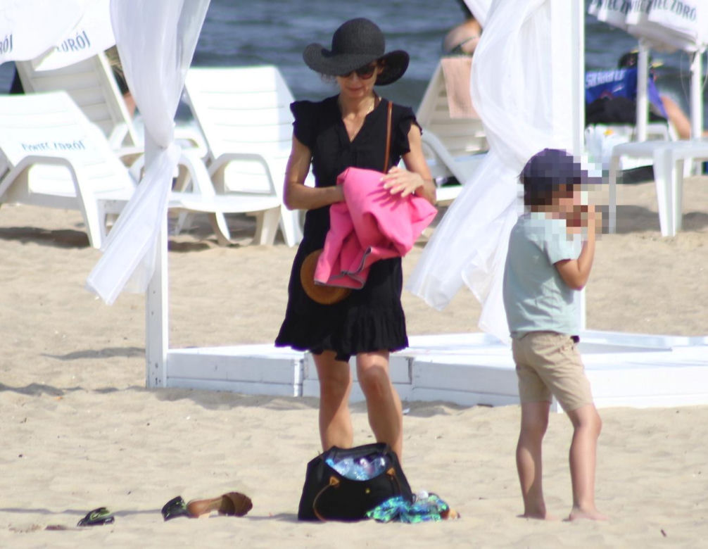 Marta Kaczyńska na plaży w Sopocie