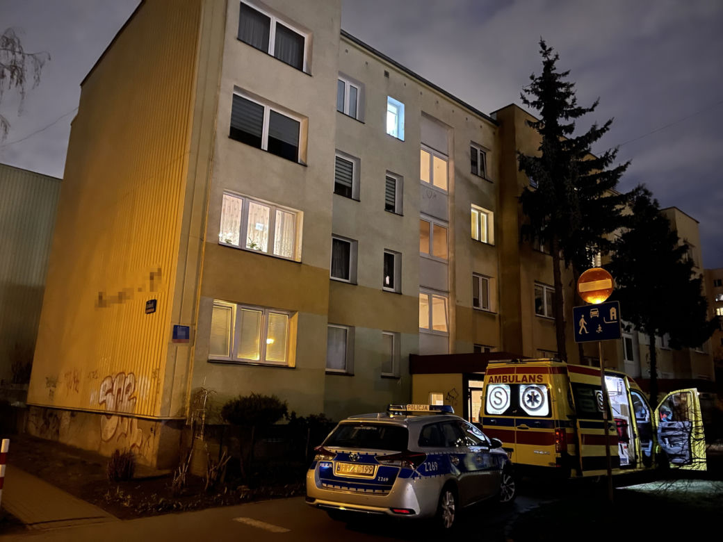 Sąsiedzi znaleźli zwłoki. Tragedia w bloku na Bemowie