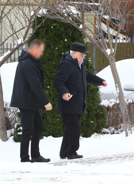 Lech Wałęsa ślizga się na chodniku w drodze do kościoła