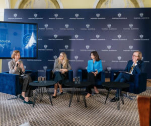 Nauka ma kobiece twarze, które warto zobaczyć. Wyjątkowa wystawa na Placu Bankowym w Warszawie