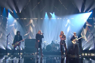 Mötley Crüe zagrali w trakcie finału American Idol. Na scenie muzykom towarzyszyła wokalistka country Carrie Underwood