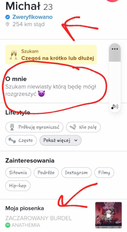 Popularny ksiądz z TikToka ma profil na Tinderze? "Szukam niewiasty do rozgrzeszenia". Sprawa trafiła na policję