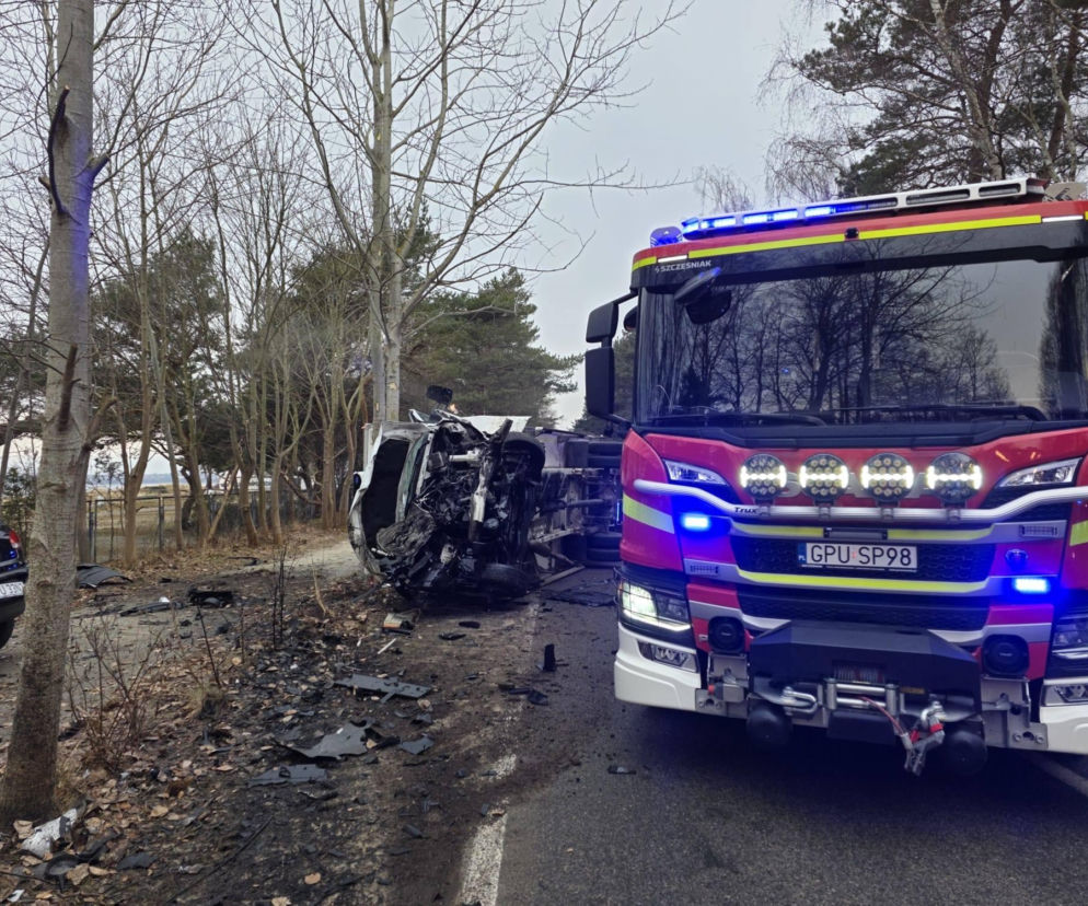 Czołowe zderzenie na Półwyspie Helskim. Z osobówki zostały strzępy. Zginęła kobieta