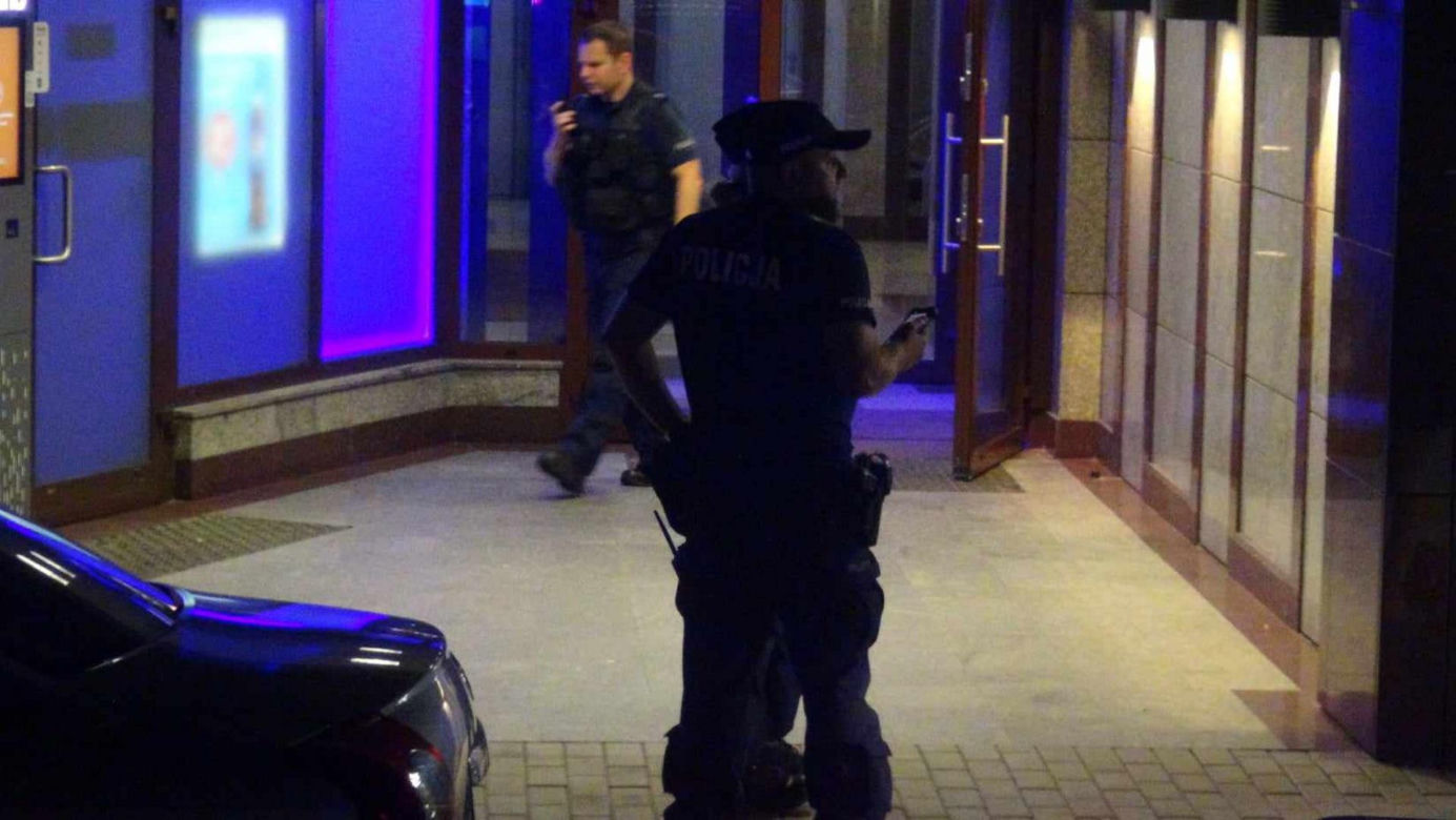 Atak nożownika na Woli. Ranny przebiegł kilkaset metrów i padł na ziemię. Zatrzymali jedną osobę, trwa akcja policji