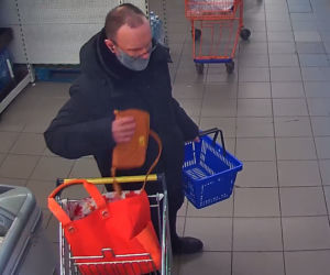 Bezczelnie ukradł kobiecie torebkę. Szuka go policja. Poznajesz go?