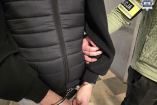 Stanął w obronie kobiety, więc skatowali go maczetami. Usłyszeli zarzuty usiłowania zabójstwa