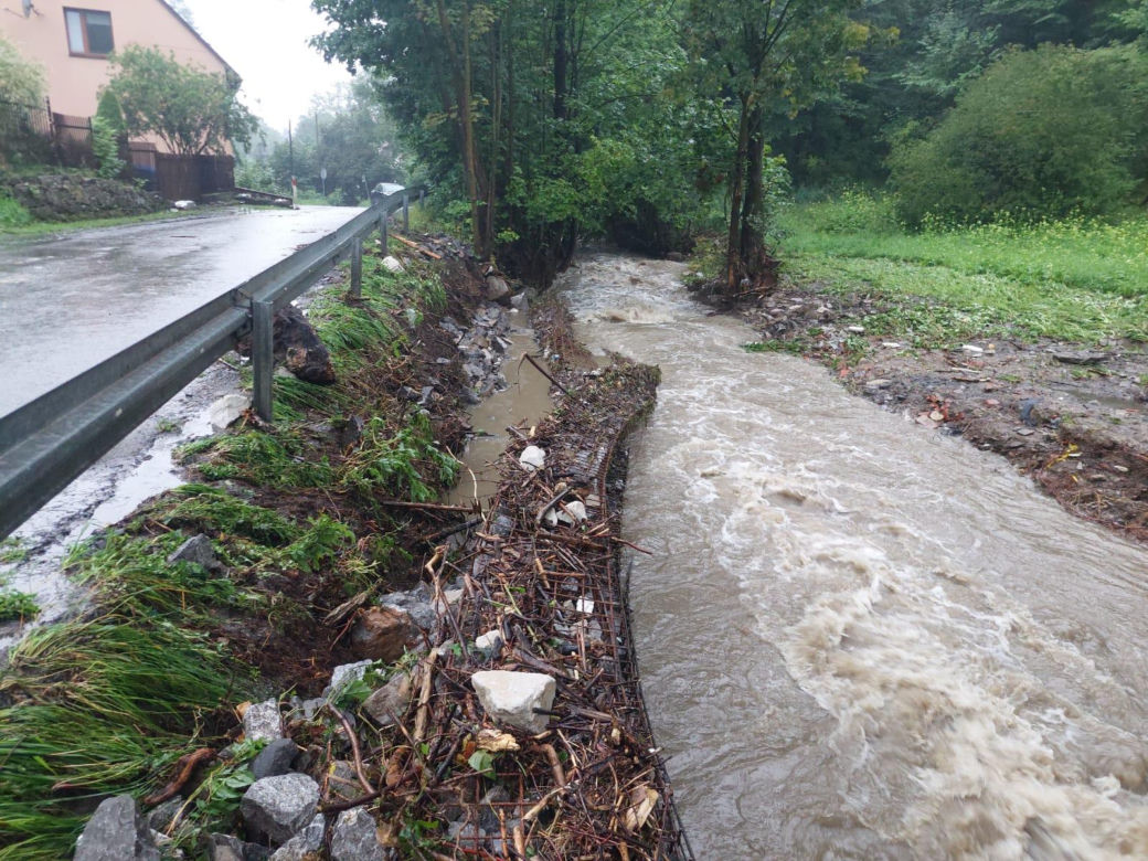 Zalane ulice i posesje. Trudna noc w gminie Goleszów w powiecie cieszyńskim