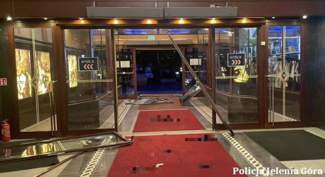 Szokujący rajd Anglika na Dolnym Śląsku. Mazda wbiła się w hotel