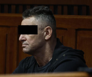 „Sztuczną szczękę wepchnięto jej do gardła”. Przerażające ustalenia. W mieszkaniu w Warszawie znaleziono cztery ciała