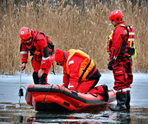 Drony, sonary i ratownicy na lodzie. Trwają poszukiwania zaginionego seniora!